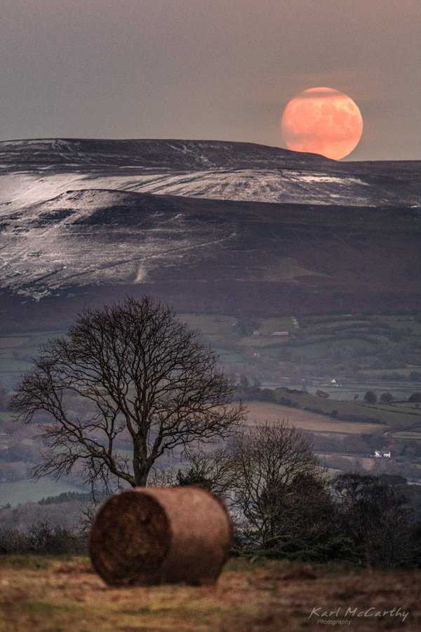 A Moonrise at Mynydd Illtud, Wales (November 2019)